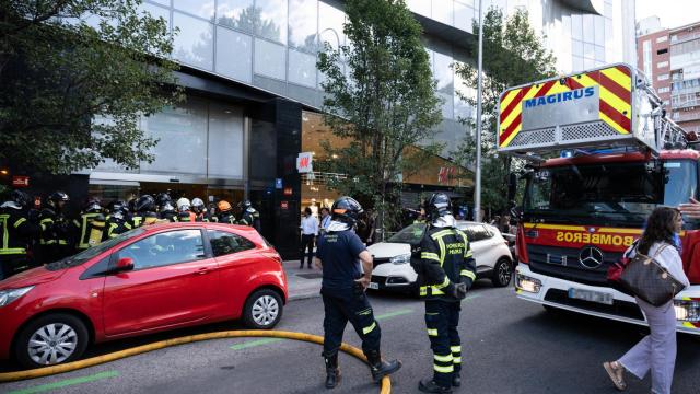 Los bomberos en el centro comercial Castellana 200.