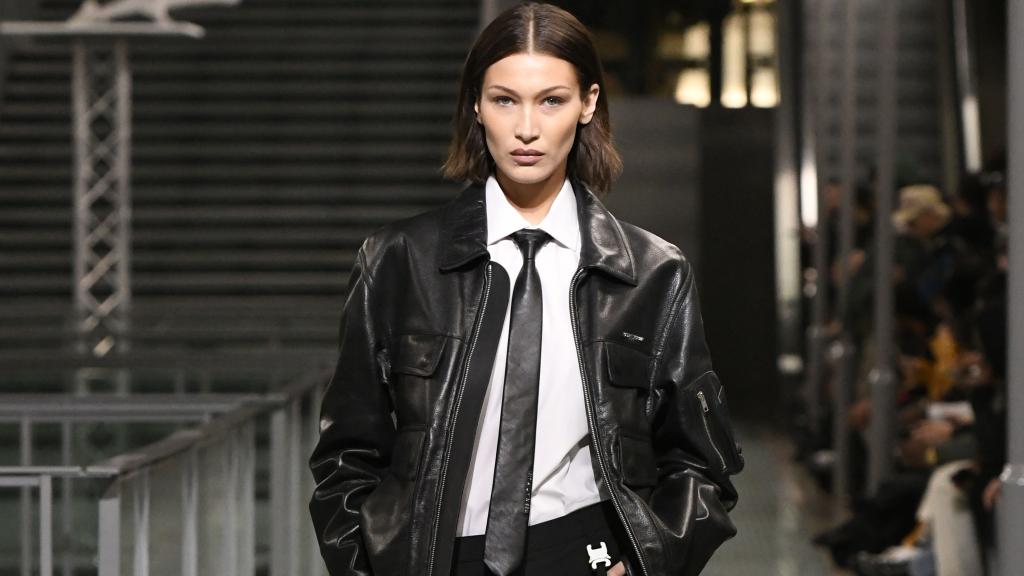 Bella Hadid desfilando en París en 2020.