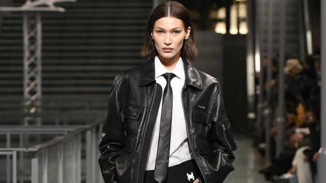 Bella Hadid desfilando en París en 2020.