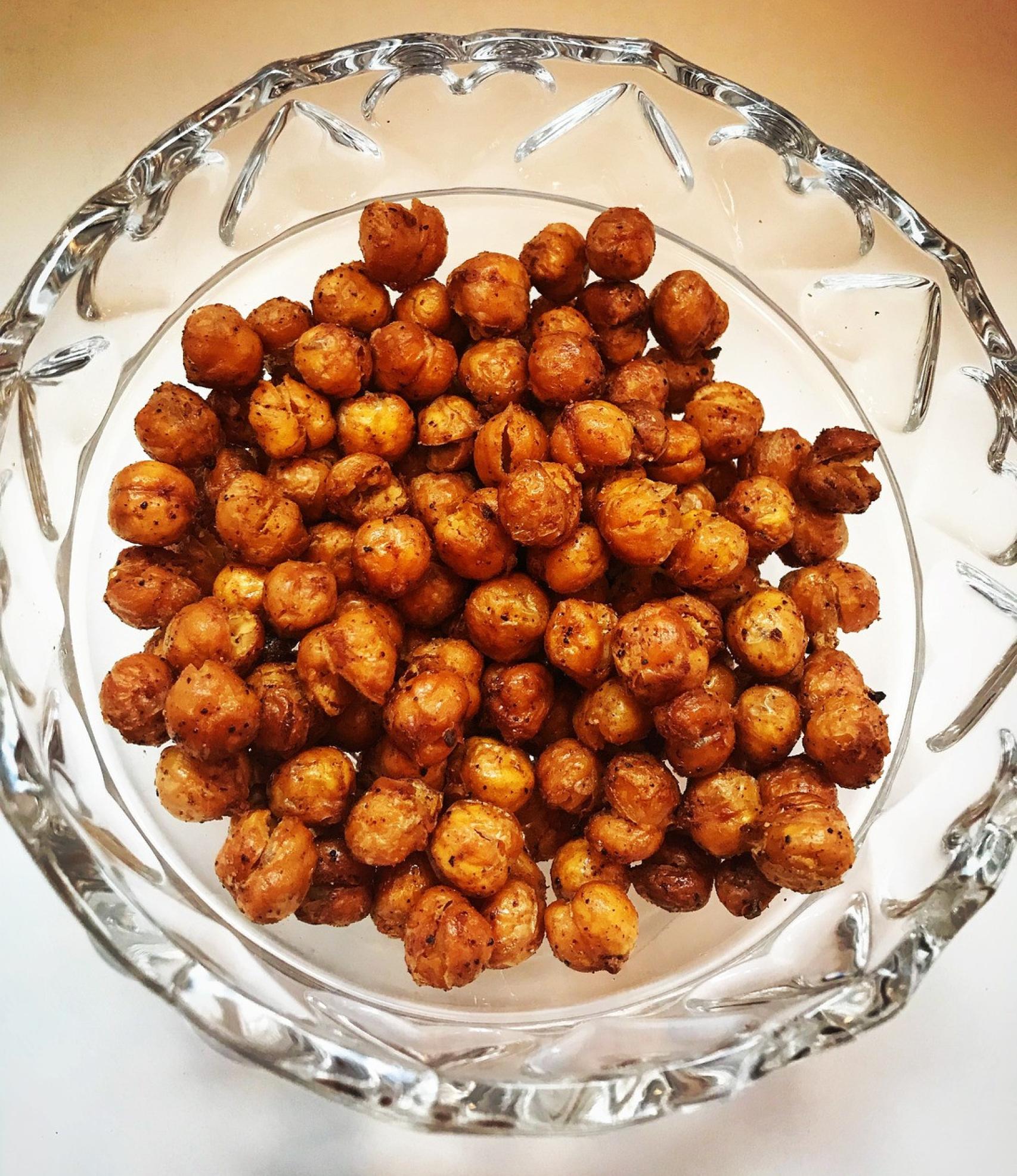 Un bol con garbanzos tostados.