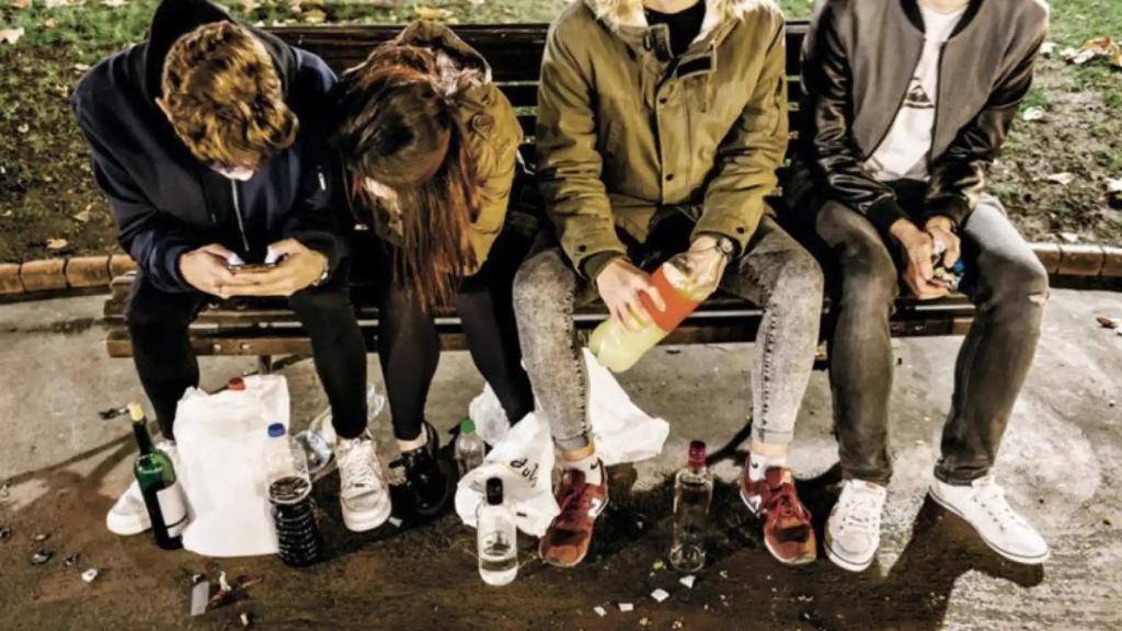 Un grupo de jóvenes haciendo botellón en un parque de Madrid.