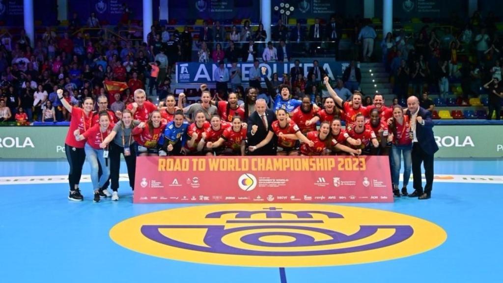 Las jugadoras de la selección femenina de balonmano celebran su pase al Mundial de 2023.