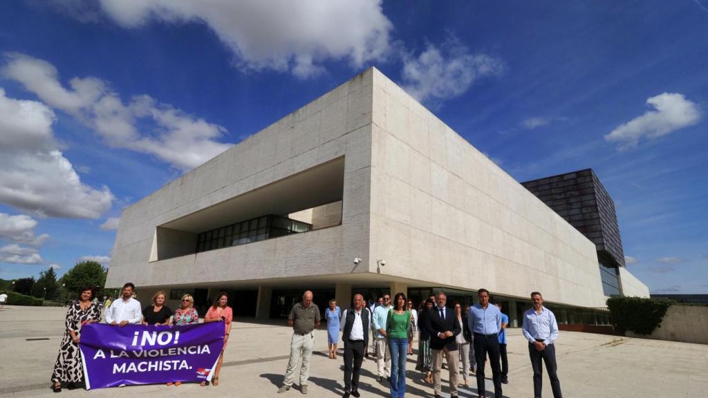 Imagen del minuto de silencio celebrado en las Cortes de Castilla y León.