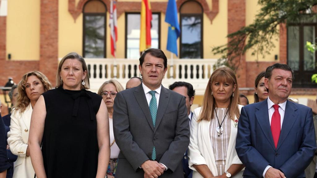 Imagen del minuto de silencio celebrado en la Presidencia de la Junta.