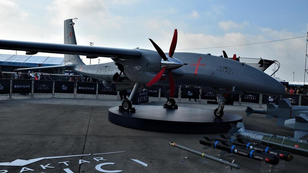Dron Akinci con algunas bombas guiadas de Roketsan