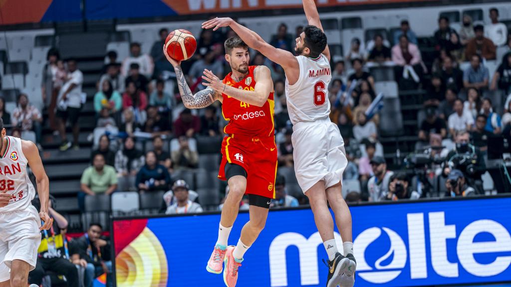 Juancho Hernangómez realizando un ataque con España frente a Irán.