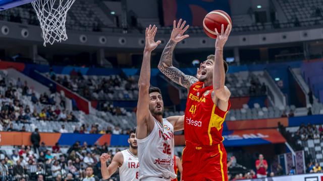 Juancho Hernangómez anota una canasta frente a Irán.