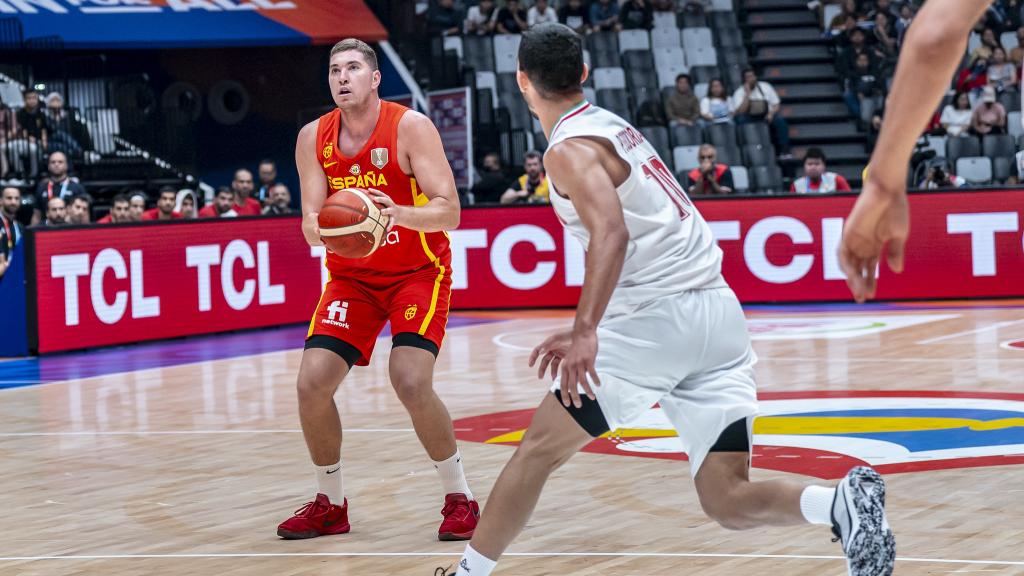 Joel Parra anota un triple frente a Irán.