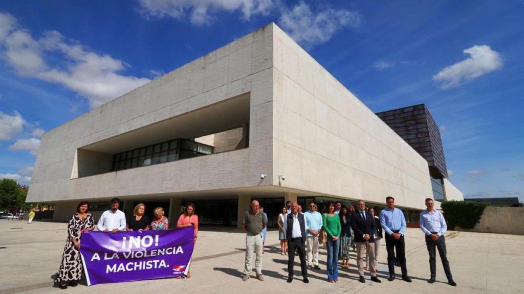 Foto en las Cortes de CYL con la separación entre partidos