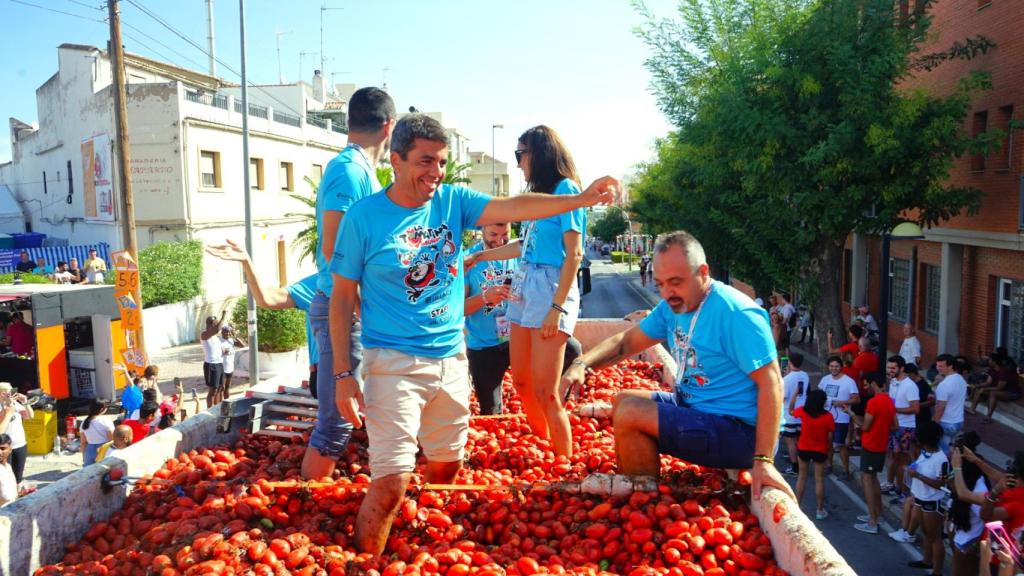 El presidente de la Generalitat Valenciana Carlos Mazón se ha animado a subir a uno de los camiones de la Tomatina.