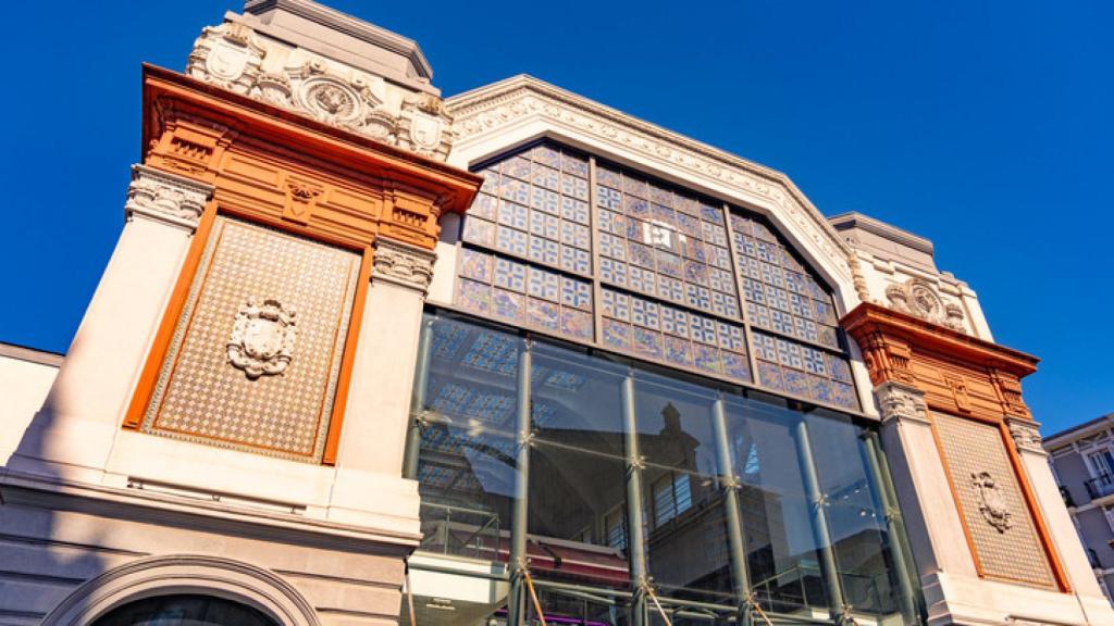 Detalle de la fachada del mercado de la Ribera.