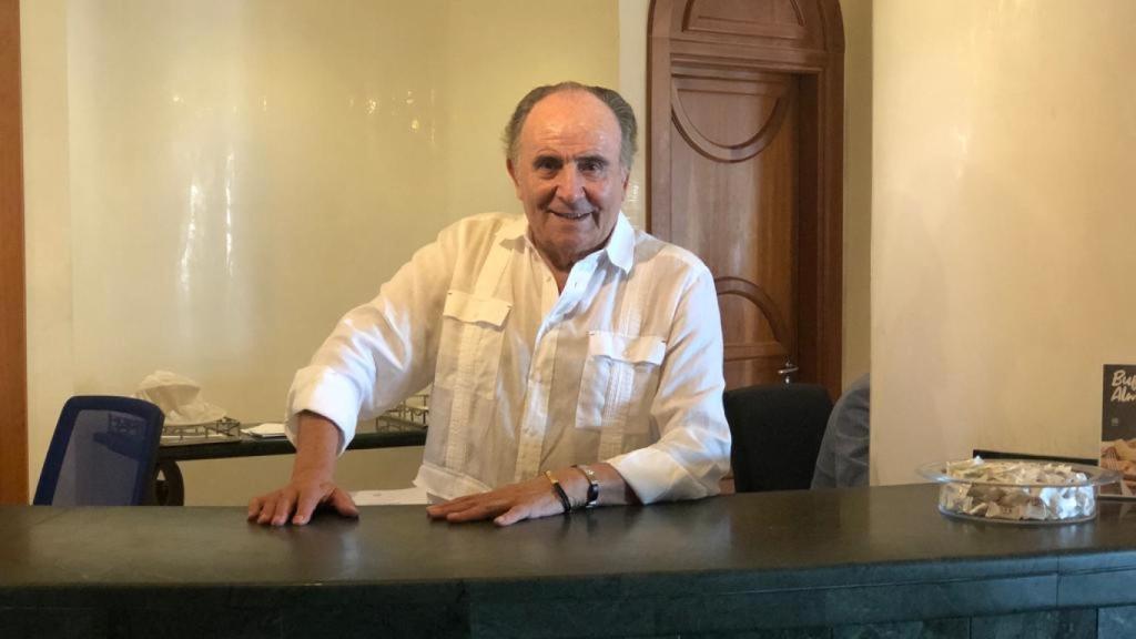 Miguel Sánchez en la recepción del hotel Amaragua.
