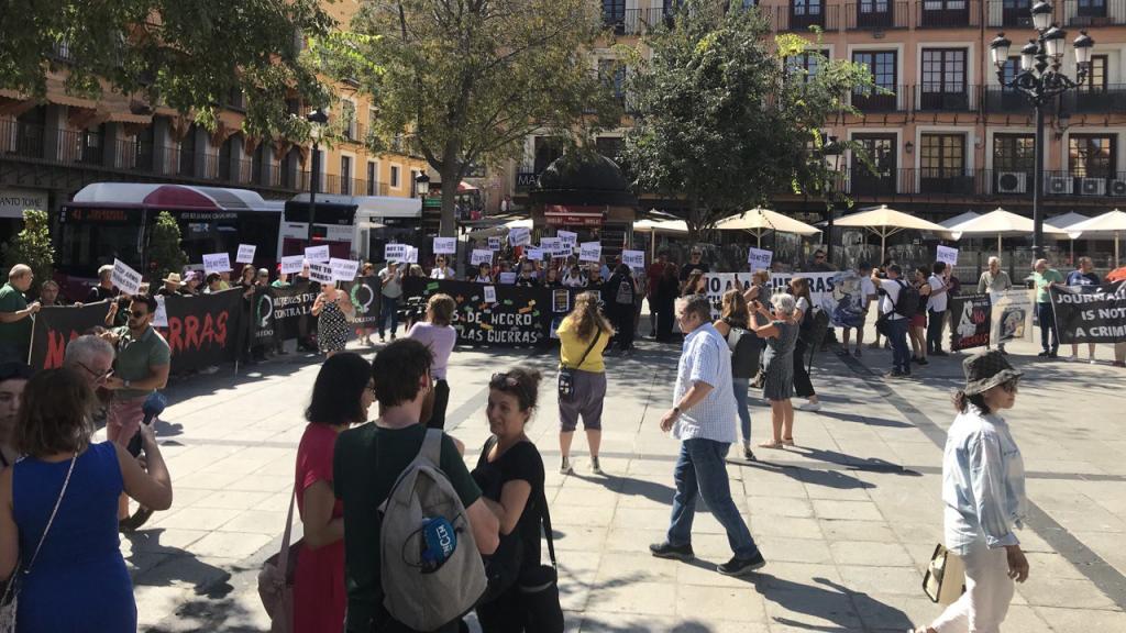 Protestas en la plaza de Zocodover de Toledo. Foto: Twitter @DesarmaMadrid.