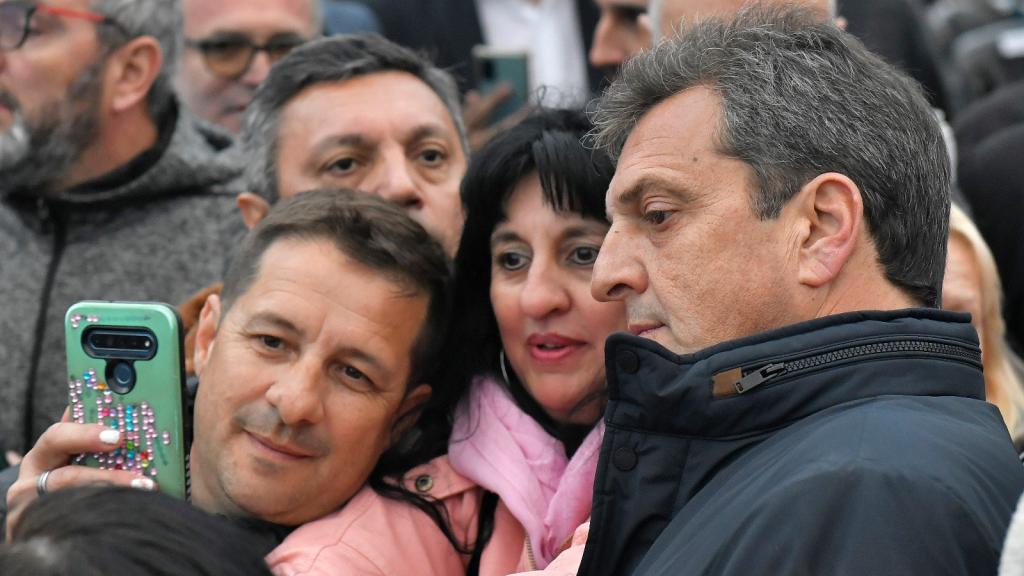 Massa se saca una foto con algunos seguidores, el pasado viernes en la ciudad de Rosario.