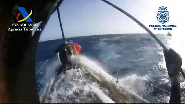 El vídeo del abordaje, detención y recuento de los fardos de hachís al sur de Canarias de un barco cargado en Alicante