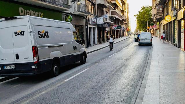 A la izquierda, una ciclista circula por el antiguo carril bici, ocupado por una furgoneta.