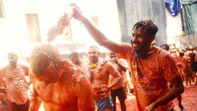 Dos de los participantes de una de las fiestas más internacionales de la Comunidad Valenciana, la Tomatina.