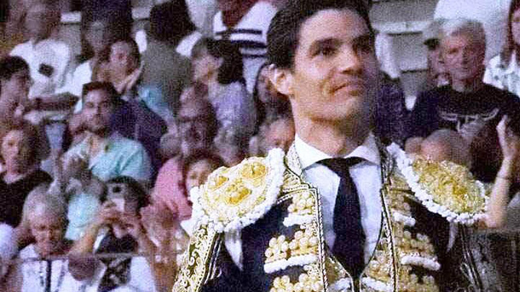 Pablo Aguado, triunfador de la feria de Íscar saliendo a hombros