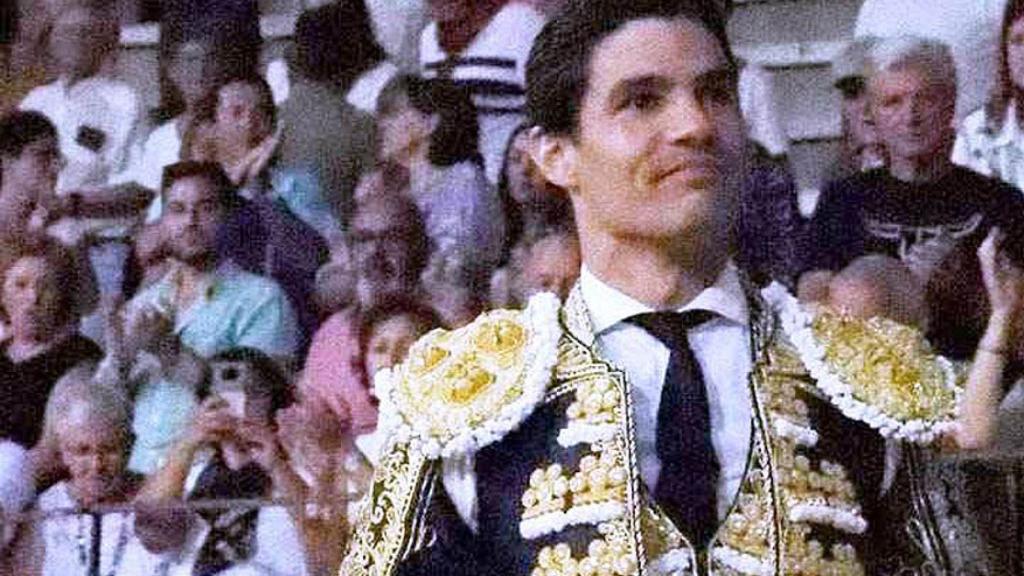 Pablo Aguado, triunfador de la feria de Íscar saliendo a hombros