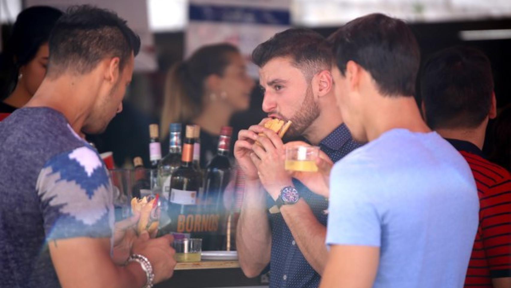 Varias personas disfrutan en las Fiestas de Valladolid