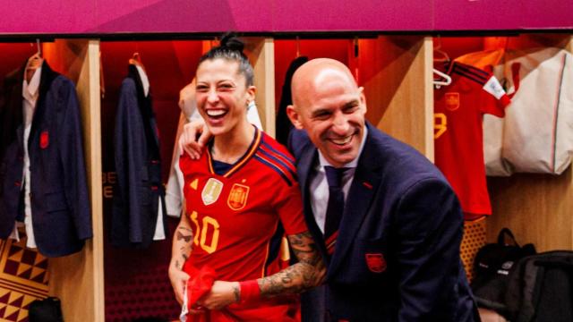 Jennifer Hermoso y Luis Rubiales celebrando el Mundial femenino en los vestuarios.