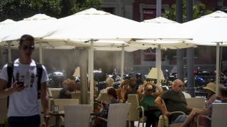 Una terraza con aspersor de agua.