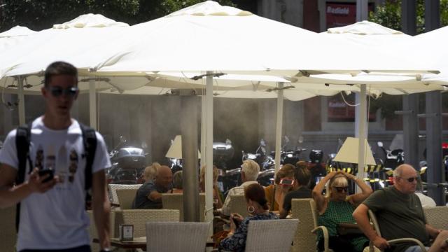 Una terraza con aspersor de agua.