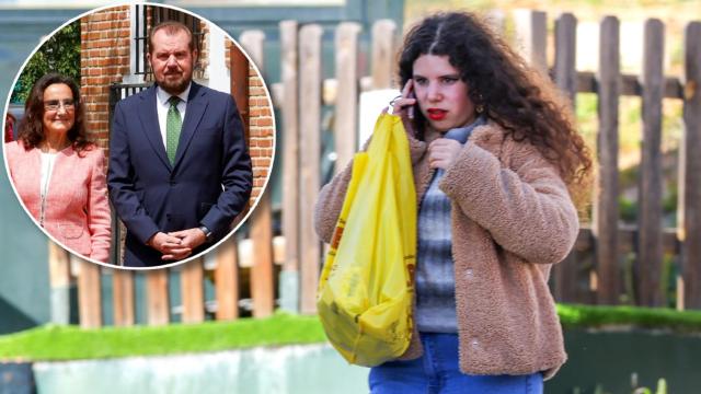 Paloma Rocasolano y Jesús Ortiz junto a su nieta, Carla Vigo.