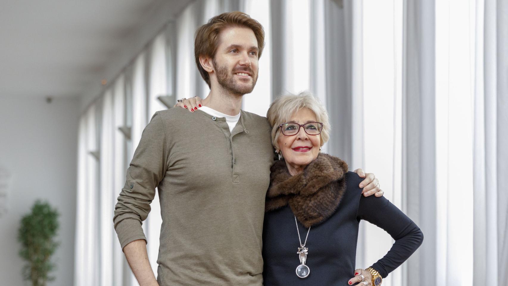 Concha Velasco junto a su hijo mayor, Manuel, en la presentación de la obra de teatro 'El Funeral', en marzo de 2018.
