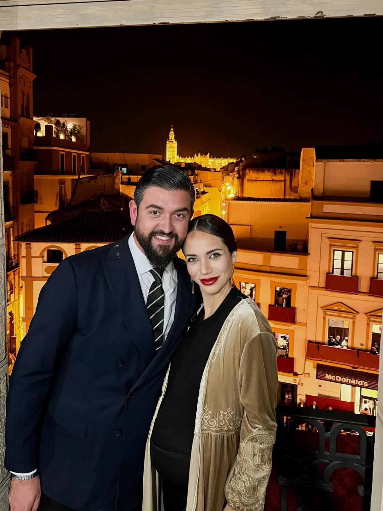 Manu Sánchez junto a su pareja, Lorena, en una imagen compartida en las redes sociales.