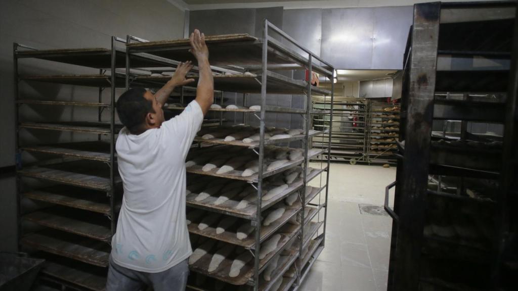 Un trabajador en una panadería.