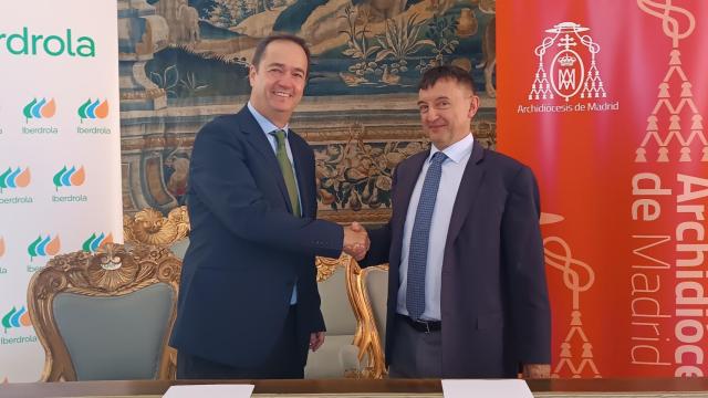 Antonio Armengot, delegado comercial de Iberdrola en Madrid, y José Luis Bravo, ecónomo diocesano del Arzobispado de Madrid durante la firma del acuerdo.