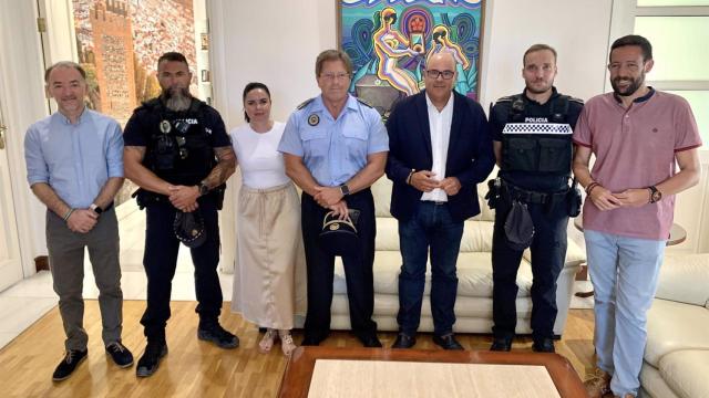 El alcalde y los portavoces de los grupos municipales han reconocido la labor de estos dos agentes que salvaron la vida de un pequeño de dos años .