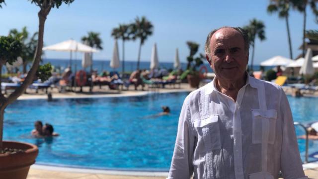 Miguel Sánchez posa en la terraza del hotel MS Amaragua para este diario.