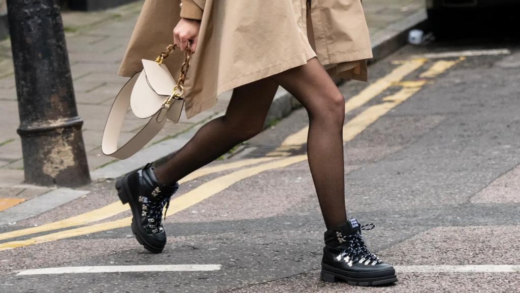 Detalle de un 'look' urbano con clásicas medias negras.