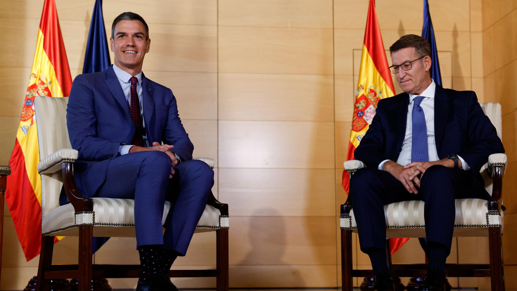 Pedro Sánchez y Alberto Núñez Feijóo, antes de su conversación en el Congreso.