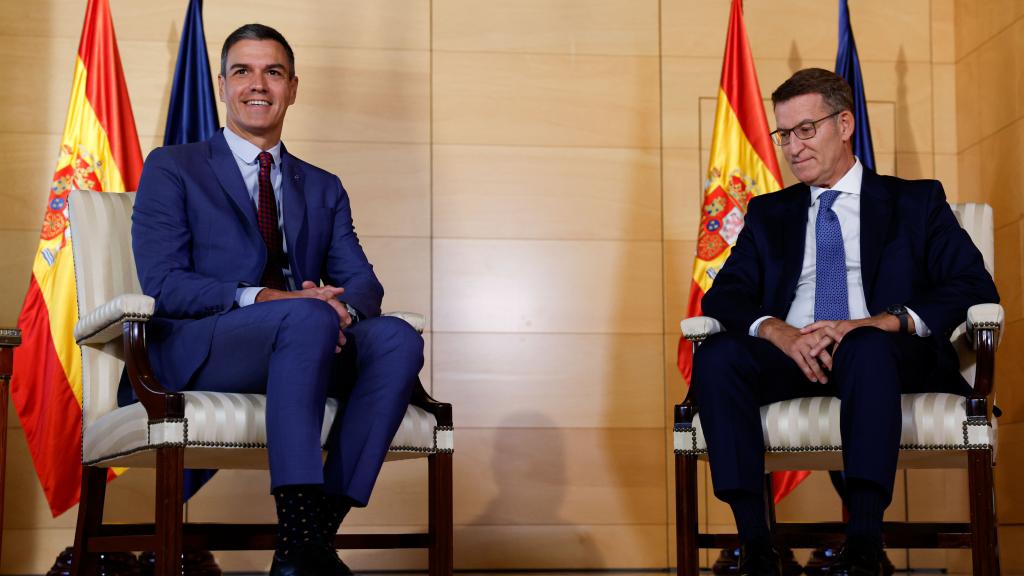 Pedro Sánchez y Alberto Núñez Feijóo, antes de su conversación en el Congreso.