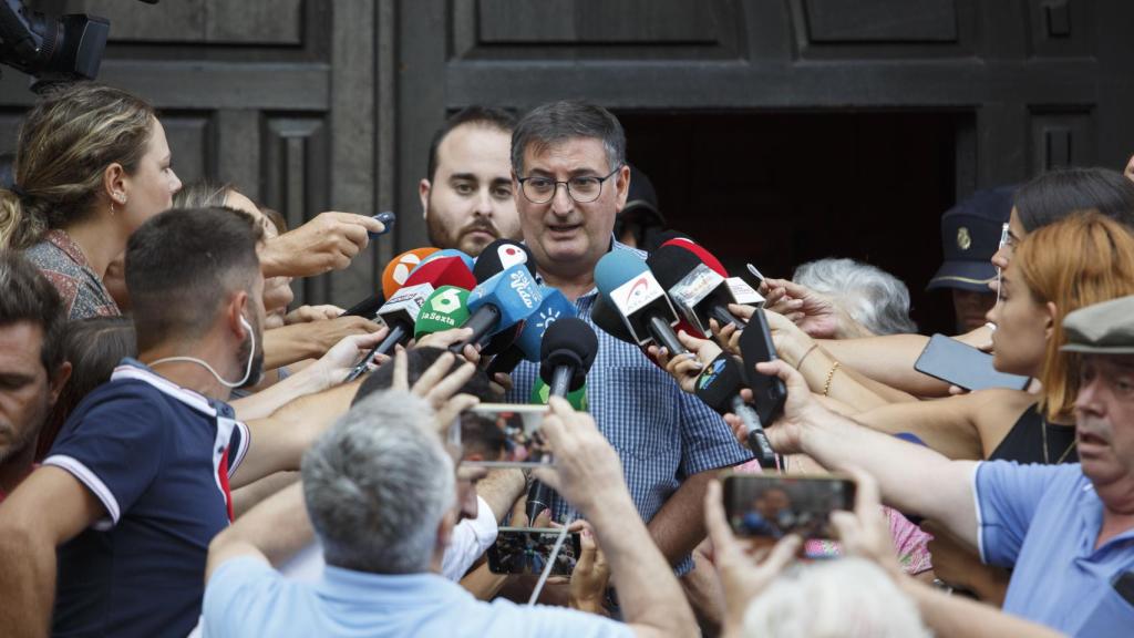 Antonio, el párroco, comparece ante la prensa
