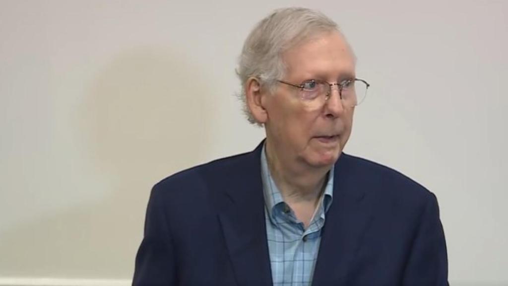 El líder de la minoría republicana en el Senado de Estados Unidos, Mitch McConnell, durante el suceso.