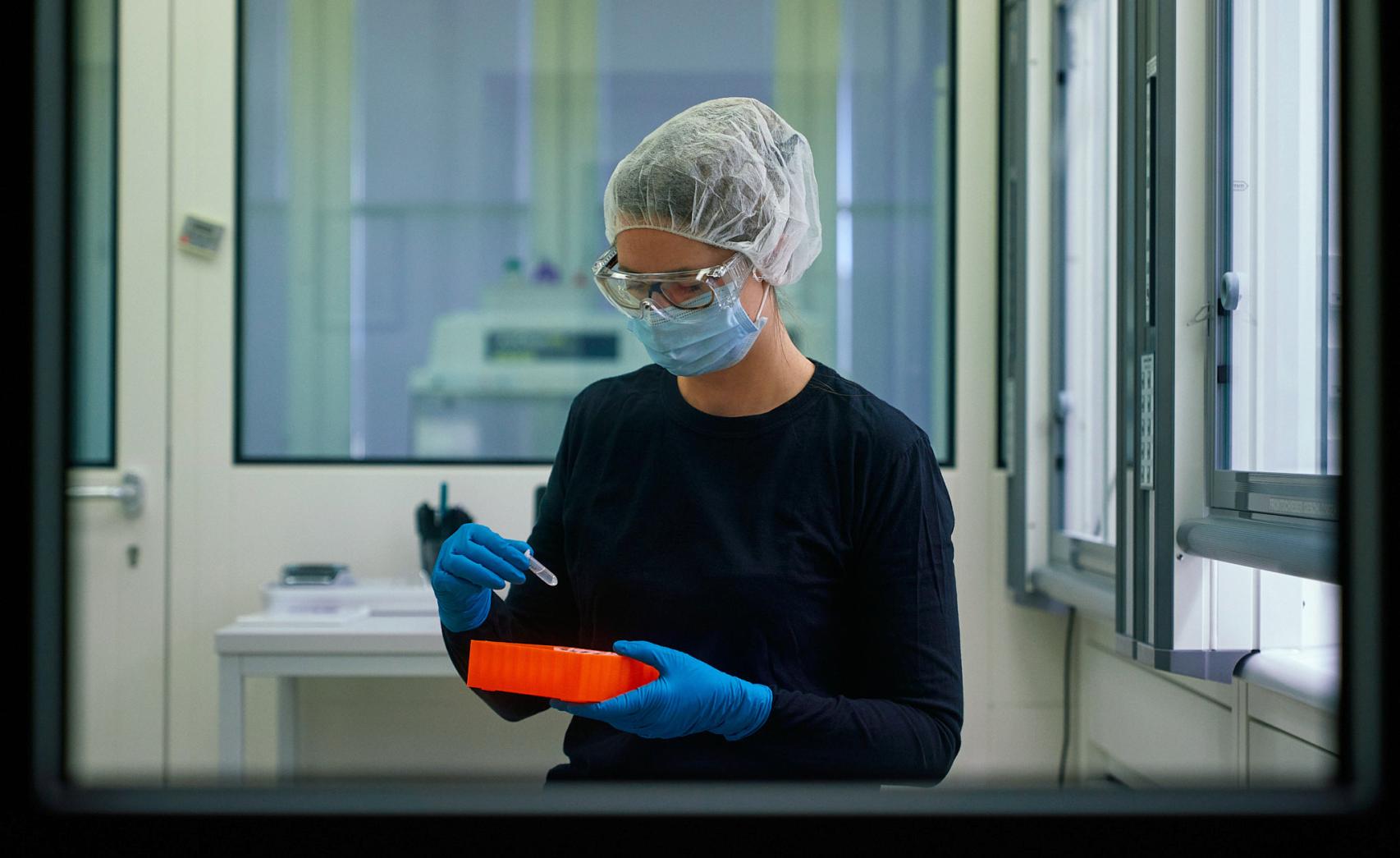Barbara Huber analizando las muestras en el laboratorio del Instituto Max Planck.