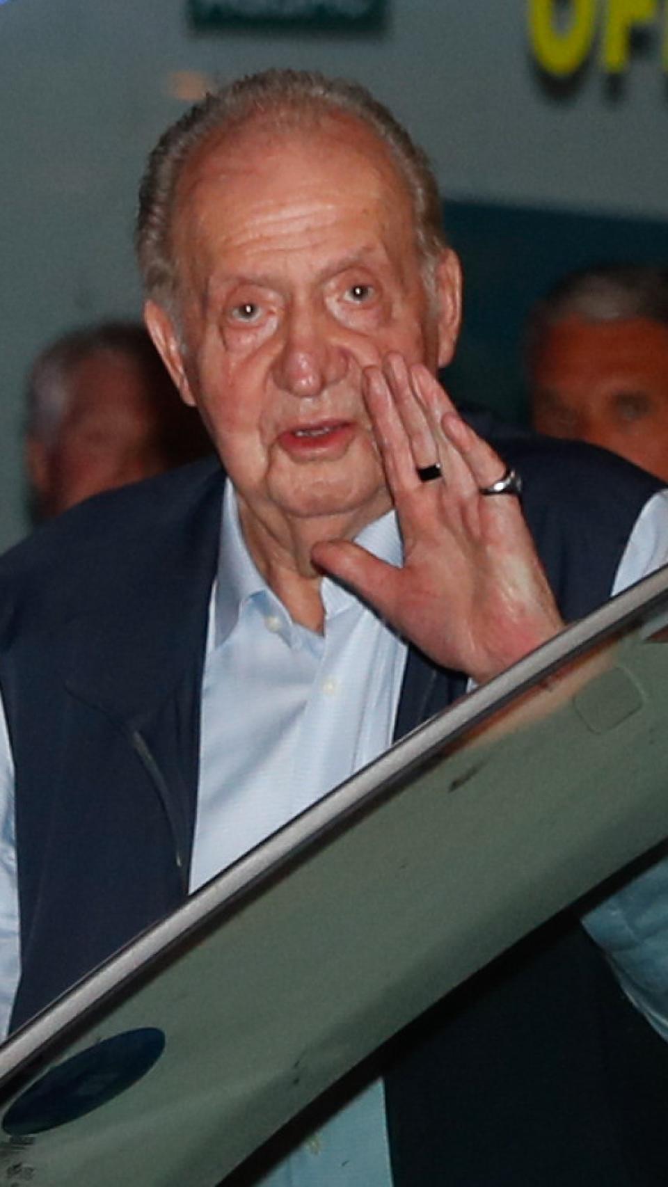 Juan Carlos I saludando a la prensa, el pasado mes de julio, en Sanxenxo.