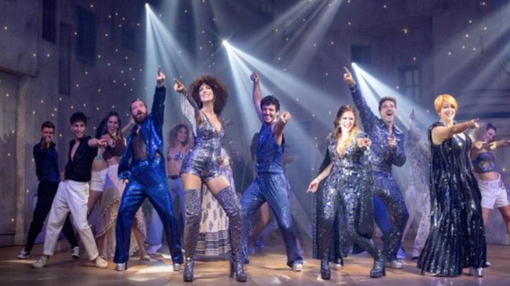 Actores del musical interpretando una escena de Mamma Mia!.