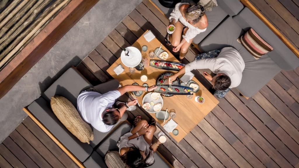 Unos comensales en la terraza de OKU Bar.