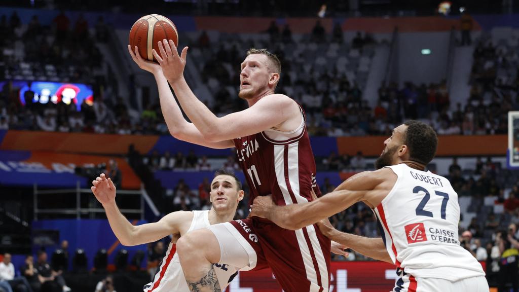 Rolands Smits, contra Francia durante el Mundial de baloncesto