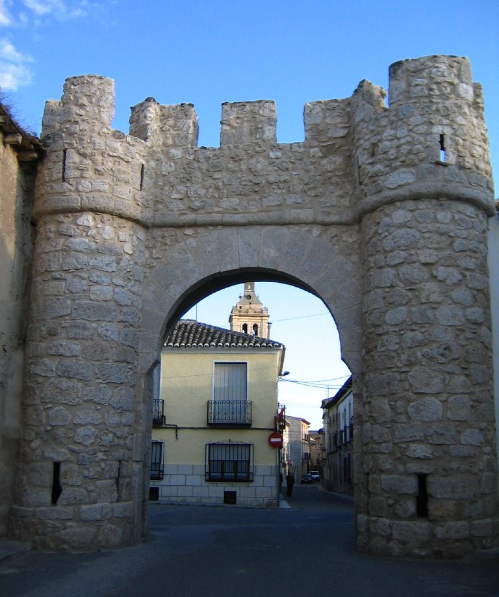 Puerta de Toledo o del Carmen de la muralla de Yepes (Toledo). Foto: Turismo de Castilla-La Mancha.