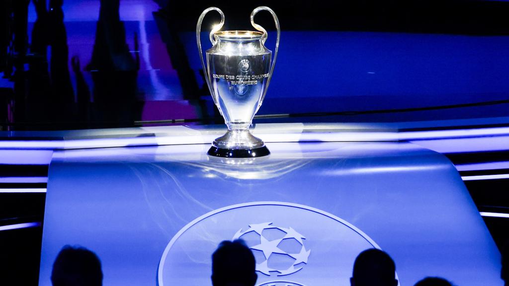 Trofeo de la Champions League durante la gala del sorteo de la fase de grupos en Mónaco.