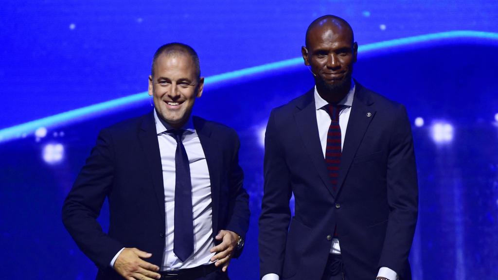 Joe Cole y Abidal durante la gala de la UEFA Champions League.