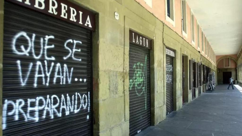 La persiana de la librería Lagun con amenazas, en 2001.