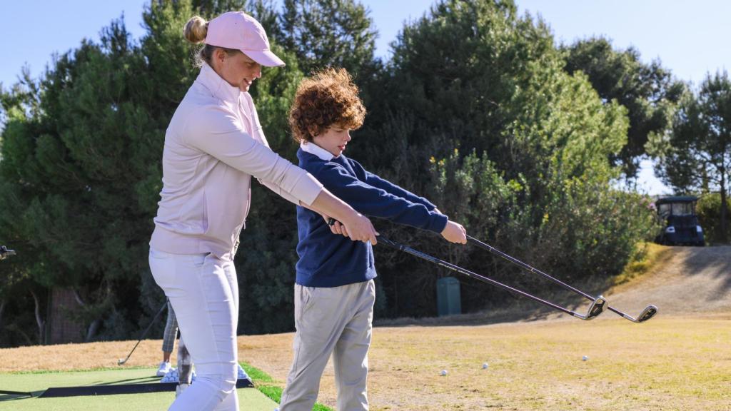 Un alumno de Las Colinas en una clase de golf.