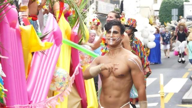 Uno de los participantes en el desfile del Benidorm Pride.